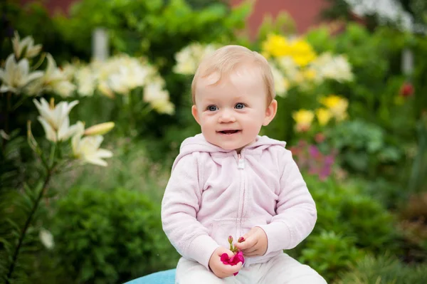 Little Girl Months House Bed Yellow Flowers — Stock Photo, Image