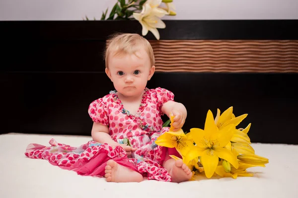 Κοριτσάκι Μηνών Στο Σπίτι Ένα Κρεβάτι Κίτρινα Λουλούδια — Φωτογραφία Αρχείου