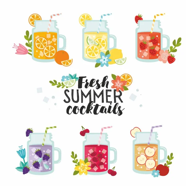Fräscha sommarcocktails. Lemonad och juicer samling. Sommar Ice Fruit drinkar i kannor med citron, äpplen, björnbär, körsbär, apelsin och jordgubb. Typografi med blommor. — Stock vektor