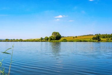 Güzel Mavi Göl çevresinde doğa fotoğrafı
