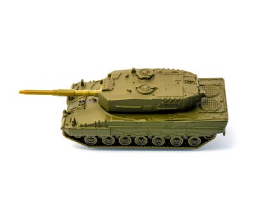 Oyuncak tankı beyaz arkaplanda izole edildi
