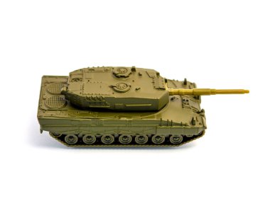 Oyuncak tankı beyaz arkaplanda izole edildi