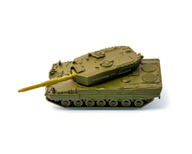 Oyuncak tankı beyaz arkaplanda izole edildi