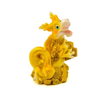 Beyaz bir arka plan üzerinde izole para ile altın ejderha heykelciği