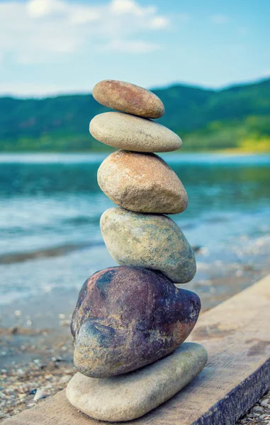浜辺でのお互いの上にバランスの取れた石の写真 — ストック写真