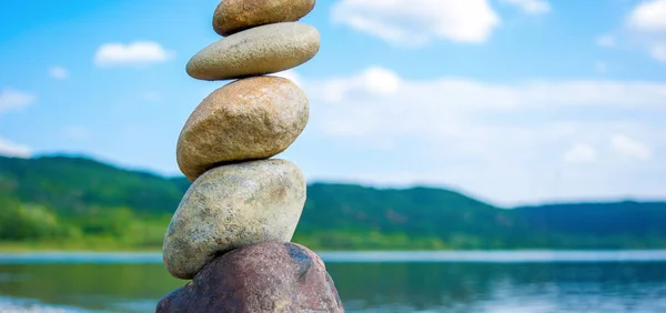 Foto de piedras equilibradas en la parte superior de cada uno en una playa —  Fotos de Stock