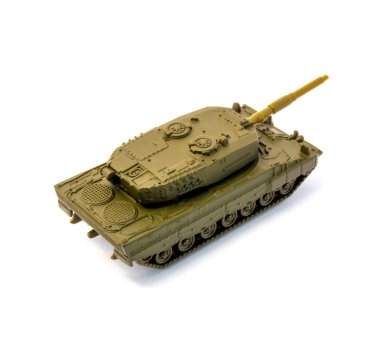 Oyuncak tankı beyaz arkaplanda izole edildi
