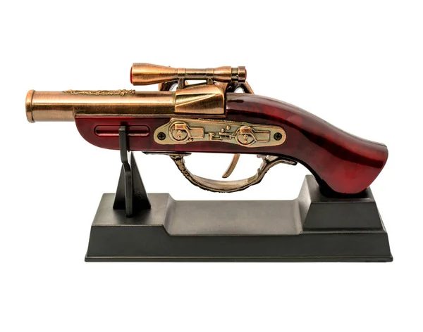 Copie d'un vieux pistolet avec poignée en bois sur un support isolé sur fond blanc — Photo