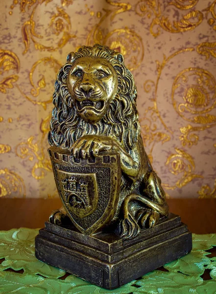 Foto av en gammal statyett av lion på brun bakgrund — Stockfoto