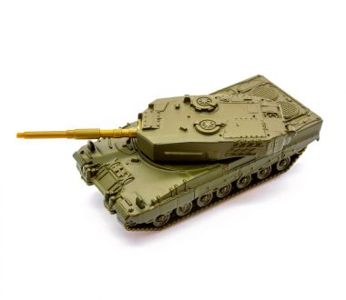 Oyuncak tankı beyaz arkaplanda izole edildi