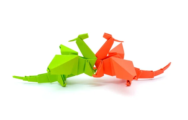 Foto de dragones verdes y rojos en origami aislados sobre fondo blanco — Foto de Stock