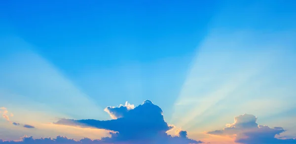 Фото голубого неба с облаками — стоковое фото