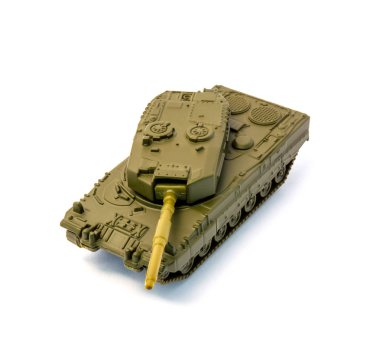 Oyuncak tankı beyaz arkaplanda izole edildi