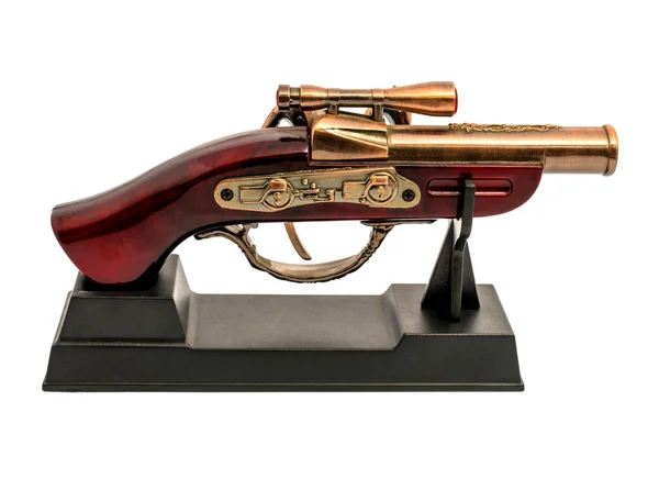 Copie d'un vieux pistolet avec poignée en bois sur un support isolé sur fond blanc — Photo