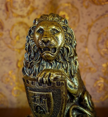 Aslan kahverengi zemin üzerinde eski bir heykelcik fotoğrafı