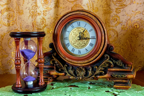 Foto av en gammal klocka och timglas på brun bakgrund — Stockfoto
