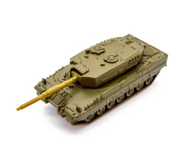 Oyuncak tankı beyaz arkaplanda izole edildi