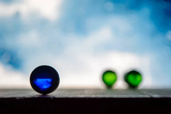 Foto van veel Glazen bollen op een houten bord op onscherpe achtergrond — Stockfoto