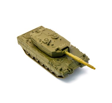 Oyuncak tankı beyaz arkaplanda izole edildi