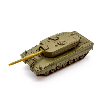 Oyuncak tankı beyaz arkaplanda izole edildi