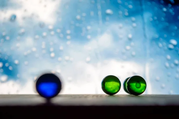 Foto van veel Glazen bollen op een houten bord op onscherpe achtergrond — Stockfoto