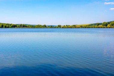 Güzel Mavi Göl çevresinde doğa fotoğrafı