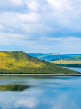Güzel bir mavi bay yaz adlı fotoğrafı