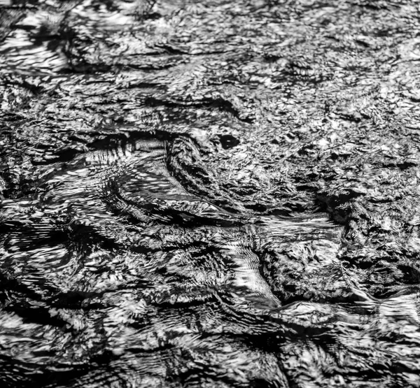 Foto e consistenza del flusso di acqua scura — Foto Stock