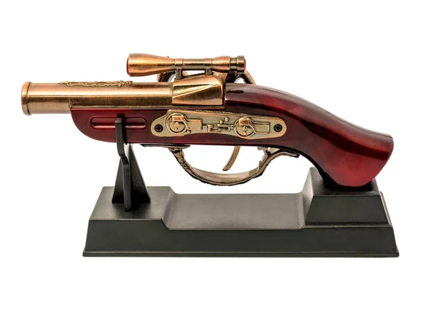 Копія старого пістолета з дерев'яною ручкою на підставці ізольовано на білому тлі — стокове фото