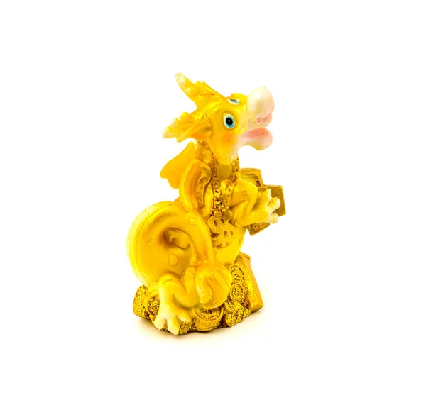 Estatuilla de dragón de oro con dinero aislado sobre un fondo blanco — Foto de Stock