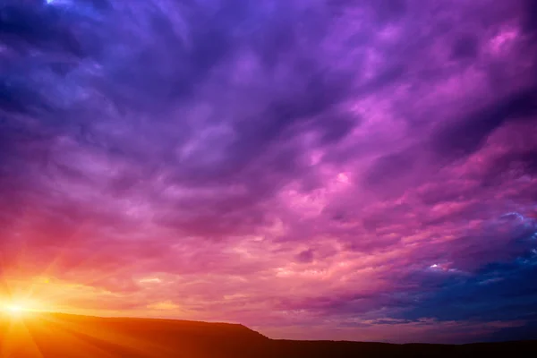 Фото фиолетового заката с облаками — стоковое фото