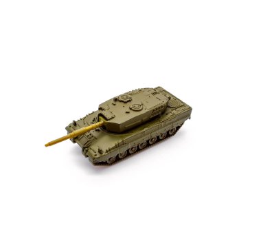 Oyuncak tankı beyaz arkaplanda izole edildi
