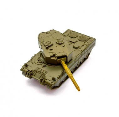 Oyuncak tankı beyaz arkaplanda izole edildi