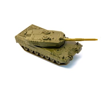 Oyuncak tankı beyaz arkaplanda izole edildi