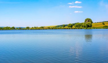 Güzel Mavi Göl çevresinde doğa fotoğrafı