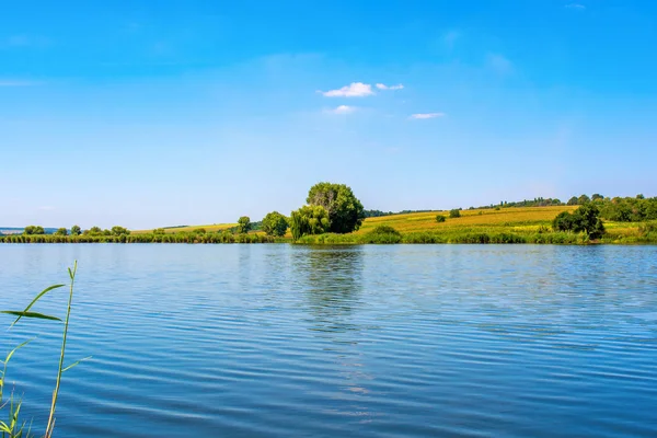 Foto de la naturaleza alrededor de hermoso lago azul — Foto de Stock