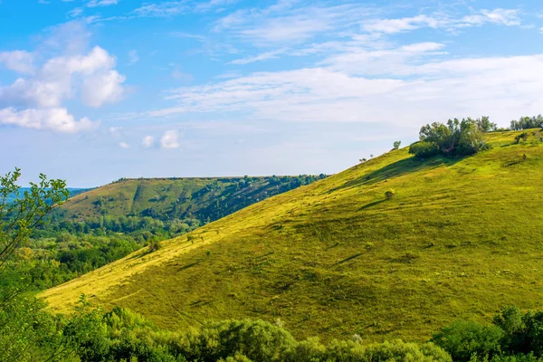 Bir güzel hill ve yeşil çim fotoğrafı