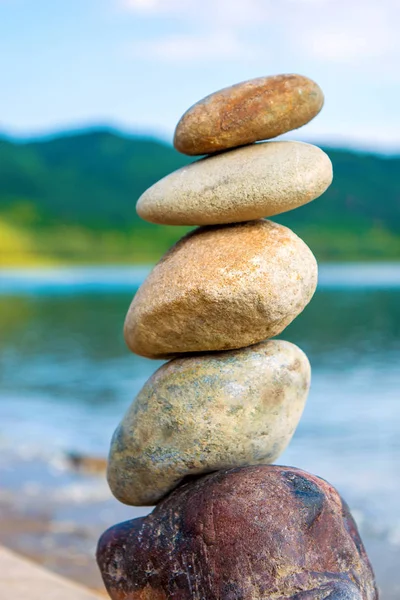 Фото камней, балансирующих друг на друге на пляже — стоковое фото