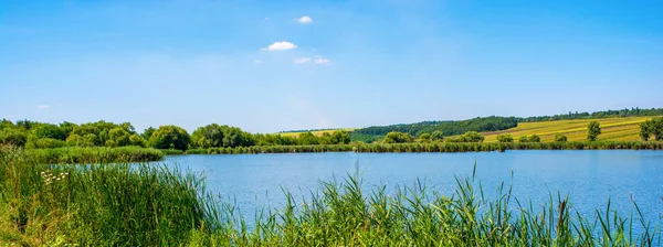 Фото природы вокруг красивого голубого озера — стоковое фото