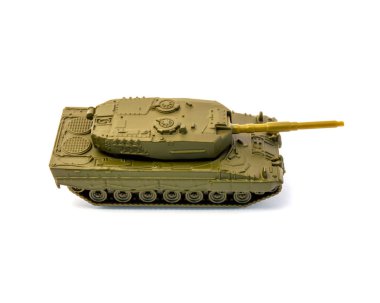 Oyuncak tankı beyaz arkaplanda izole edildi
