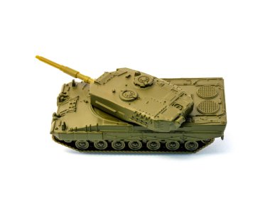 Oyuncak tankı beyaz arkaplanda izole edildi