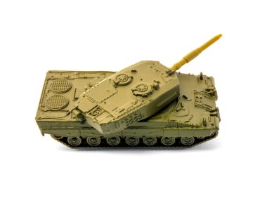 Oyuncak tankı beyaz arkaplanda izole edildi
