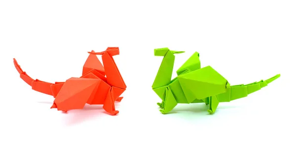 Foto de dragones verdes y rojos en origami aislados sobre fondo blanco — Foto de Stock