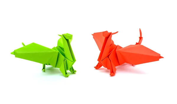 Foto de dragones verdes y rojos en origami aislados sobre fondo blanco — Foto de Stock