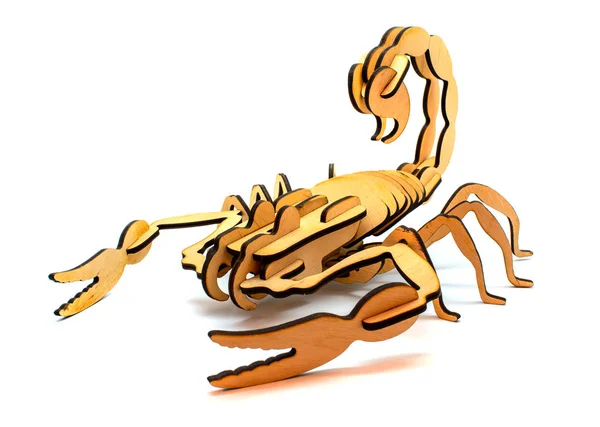 Statuette eines hölzernen Skorpions isoliert auf weißem Hintergrund — Stockfoto