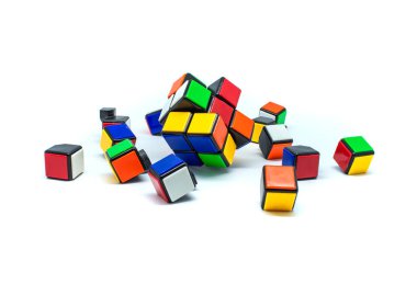 Beyaz arka plan üzerinde izole birçok küçük küpler fotoğrafı