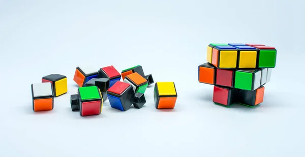 Foto de muchos cubos pequeños aislados sobre fondo blanco — Foto de Stock