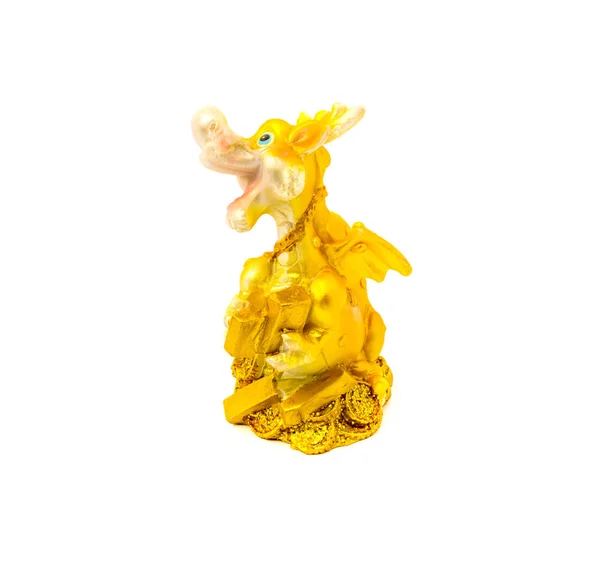 Статуэтка золотого дракона с деньгами на белом фоне — стоковое фото