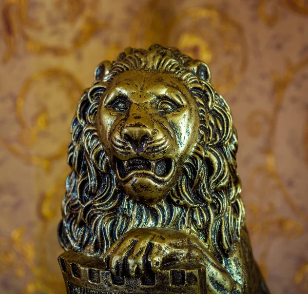 Aslan kahverengi zemin üzerinde eski bir heykelcik fotoğrafı