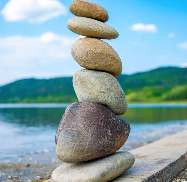 Photo of stones balanced on top of eachother on a beach — Stock Photo, Image